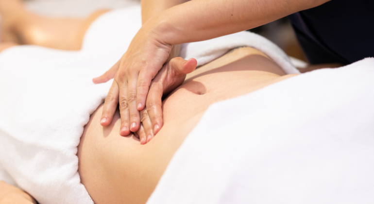 यह एक व्यक्ति के पेट की मालिश (abdominal massage) का चित्र है, जहां एक थेरेपिस्ट नाभि के आसपास हल्के दबाव के साथ उपचार कर रहा है। यह नाभि खिसकने (Naabhi Dislocation) को ठीक करने या पेट की मांसपेशियों को आराम देने के लिए की जाने वाली थेरेपी का हिस्सा हो सकता है।