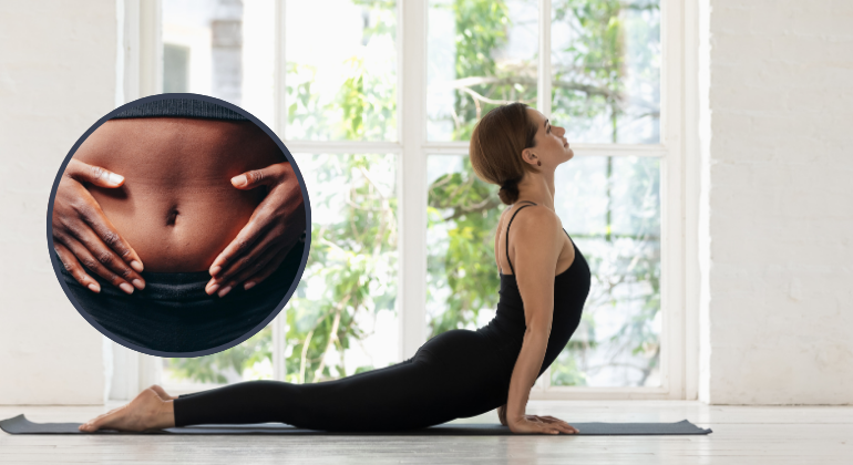 नाभि खिसकने को ठीक करने के लिए योगासन – एक महिला भुजंगासन (Cobra Pose) कर रही है, जो पाचन तंत्र को मजबूत करने और नाभि संतुलन में मदद करता है। इनसेट में नाभि क्षेत्र पर हाथ रखे हुए व्यक्ति का क्लोज़अप, जो पेट की देखभाल को दर्शाता है।