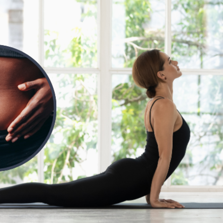 नाभि खिसकने को ठीक करने के लिए योगासन – एक महिला भुजंगासन (Cobra Pose) कर रही है, जो पाचन तंत्र को मजबूत करने और नाभि संतुलन में मदद करता है। इनसेट में नाभि क्षेत्र पर हाथ रखे हुए व्यक्ति का क्लोज़अप, जो पेट की देखभाल को दर्शाता है।